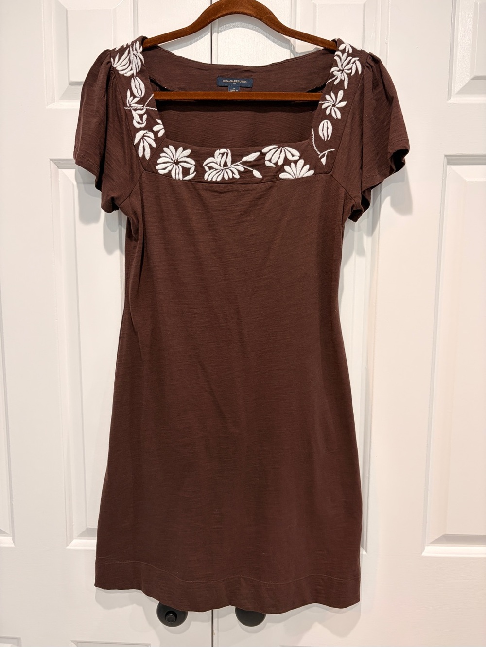 Banana Republic Brown Short-Sleeve Dress with White Embroidery size small